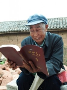 Mr Yang Hanquan reading the East Lisu NT. Photo:UBSCP/Yeo Tan Tan 